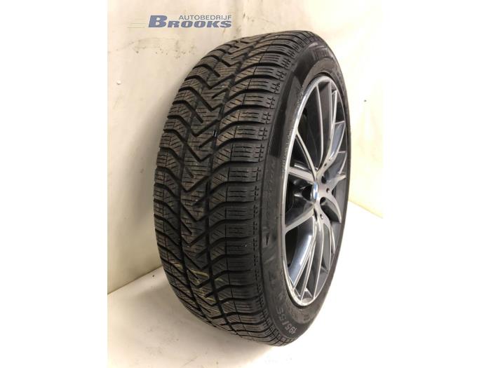 Zestaw felg sportowych + opony zimowe z BMW 1 serie (F40) 116d 1.5 12V TwinPower 2020