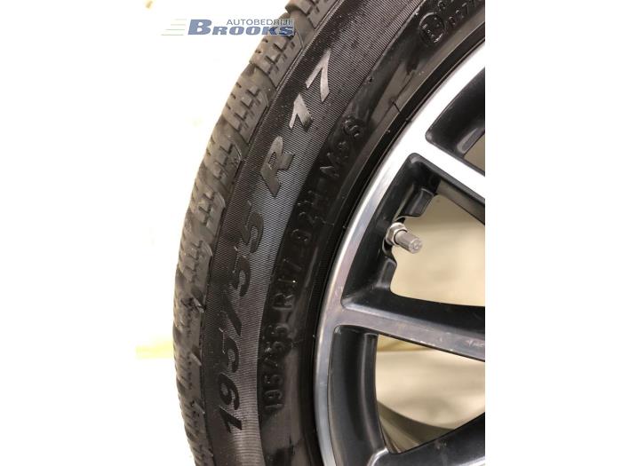 Zestaw felg sportowych + opony zimowe z BMW 1 serie (F40) 116d 1.5 12V TwinPower 2020