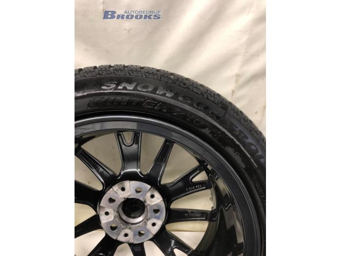 Zestaw felg sportowych + opony zimowe z BMW 1 serie (F40) 116d 1.5 12V TwinPower 2020