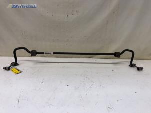 Gebruikte Stabilisatorstang achter Mercedes A (W176) 1.6 A-180 16V Prijs € 25,00 Margeregeling aangeboden door Autobedrijf Brooks