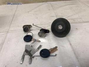 Begagnade Låsuppsättning Renault Twingo (C06) 1.2 Pris € 35,00 Marginaltabell erbjuds av Autobedrijf Brooks