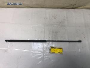 Gebruikte Kofferdekseldemper links-achter Nissan Juke (F15) 1.6 16V Prijs € 15,00 Margeregeling aangeboden door Autobedrijf Brooks