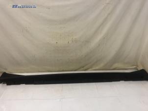 Gebruikte Zijskirt links Nissan Juke (F15) 1.6 16V Prijs € 50,00 Margeregeling aangeboden door Autobedrijf Brooks