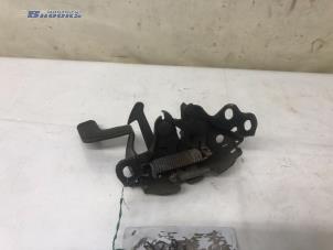 Begagnade Låsmekanism, motorhuv Nissan Juke (F15) 1.6 16V Pris € 25,00 Marginaltabell erbjuds av Autobedrijf Brooks