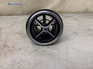 Gebruikte Luchtrooster Dashboard Mercedes B (W246) 1.5 B-180 CDI,d 16V Prijs € 20,00 Margeregeling aangeboden door Autobedrijf Brooks