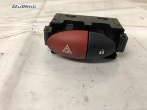 Begagnade Nödbelysningsbrytare Nissan NV 400 (M9J) 2.3 dCi 125 16V Pris € 10,00 Marginaltabell erbjuds av Autobedrijf Brooks