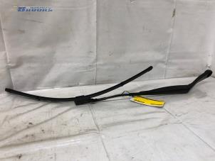 Używane Ramie wycieraczki przedniej Lynk &amp; Co 01 1.5 PHEV Cena € 20,00 Procedura marży oferowane przez Autobedrijf Brooks