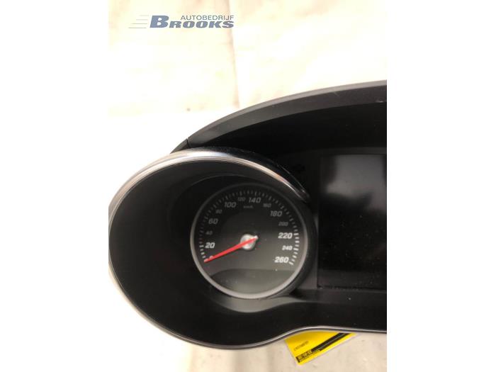 Vägmätare KM från en Mercedes-Benz C (W205) C-180 1.6 16V 2017