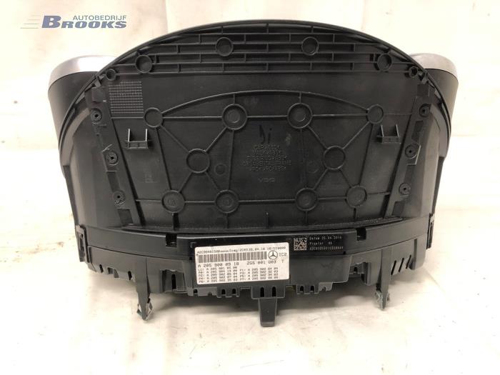 Vägmätare KM från en Mercedes-Benz C (W205) C-180 1.6 16V 2017