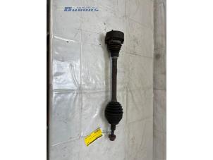 Gebruikte Aandrijfas links-voor Volkswagen Touran (1T1/T2) 1.6 FSI 16V Prijs € 25,00 Margeregeling aangeboden door Autobedrijf Brooks