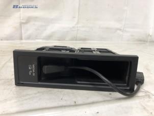 Begagnade AUX/USB-anslutning Volkswagen Tiguan (5N1/2) 2.0 TSI 16V 4Motion Pris € 20,00 Marginaltabell erbjuds av Autobedrijf Brooks