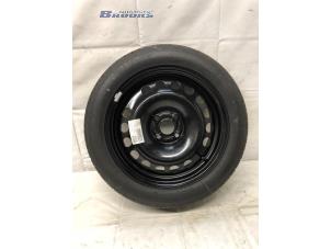 Gebruikte Velg + Band Opel Corsa D 1.4 16V Twinport Prijs € 60,00 Margeregeling aangeboden door Autobedrijf Brooks