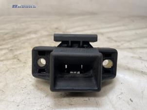 Gebruikte Slotmechaniek Achterklep Renault Twingo (C06) 1.2 Prijs € 15,00 Margeregeling aangeboden door Autobedrijf Brooks