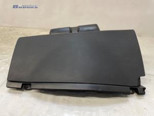 Używane Schowek w desce rozdzielczej Peugeot Partner (GC/GF/GG/GJ/GK) 1.6 HDI, BlueHDI 75 Cena € 25,00 Procedura marży oferowane przez Autobedrijf Brooks