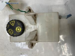 Gebruikte Remvloeistof reservoir Peugeot Partner (GC/GF/GG/GJ/GK) 1.6 HDI, BlueHDI 75 Prijs € 15,00 Margeregeling aangeboden door Autobedrijf Brooks