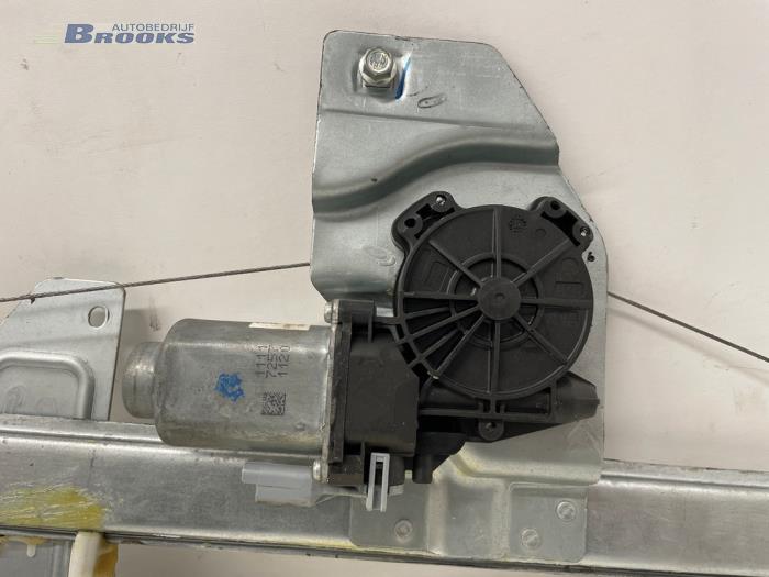 Fönstermekanism, 2-dörrars, höger fram från en Peugeot Partner (GC/GF/GG/GJ/GK) 1.6 HDI, BlueHDI 75 2016