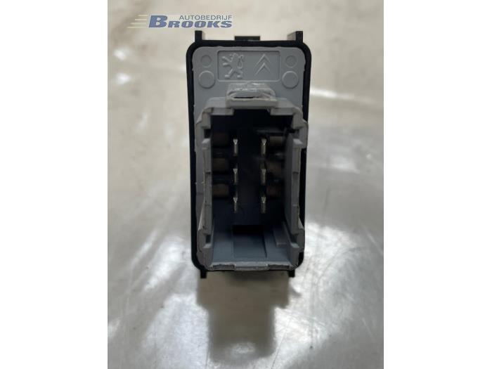 Brytare, eldrivna fönster från en Peugeot Partner (GC/GF/GG/GJ/GK) 1.6 HDI, BlueHDI 75 2016