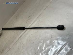 Gebruikte Achterklepdemper links-achter Peugeot 5008 I (0A/0E) 1.6 HDiF 16V Prijs € 15,00 Margeregeling aangeboden door Autobedrijf Brooks