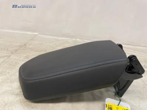 Begagnade Armstöd Lynk &amp; Co 01 1.5 PHEV Pris € 75,00 Marginaltabell erbjuds av Autobedrijf Brooks