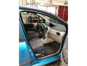 Begagnade Främre dörrtätning, 4-dörrars, höger Renault Modus/Grand Modus (JP) 1.6 16V Pris € 15,00 Marginaltabell erbjuds av Autobedrijf Brooks