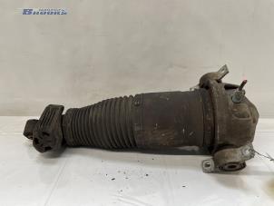 Gebruikte Schokdemperpoot links-achter Volkswagen Touareg (7LA/7L6) 4.2 V8 40V Prijs € 50,00 Margeregeling aangeboden door Autobedrijf Brooks