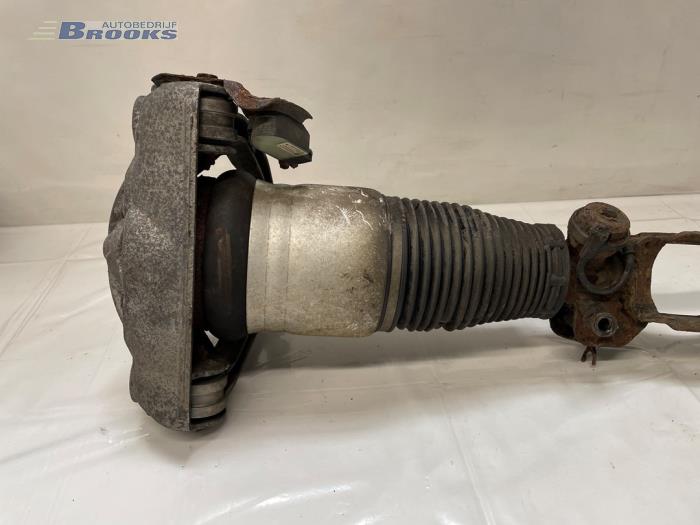 Stötdämparstång, höger fram från en Volkswagen Touareg (7LA/7L6) 4.2 V8 40V 2005