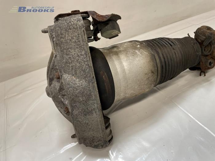 Stötdämparstång, höger fram från en Volkswagen Touareg (7LA/7L6) 4.2 V8 40V 2005