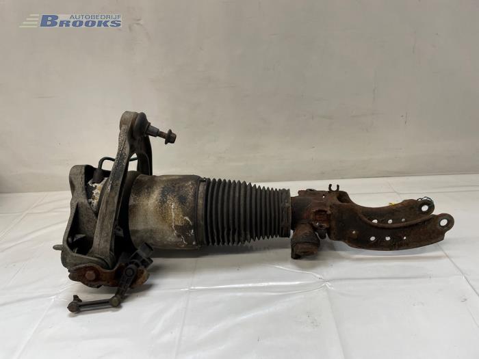Stötdämparstång, höger fram från en Volkswagen Touareg (7LA/7L6) 4.2 V8 40V 2005