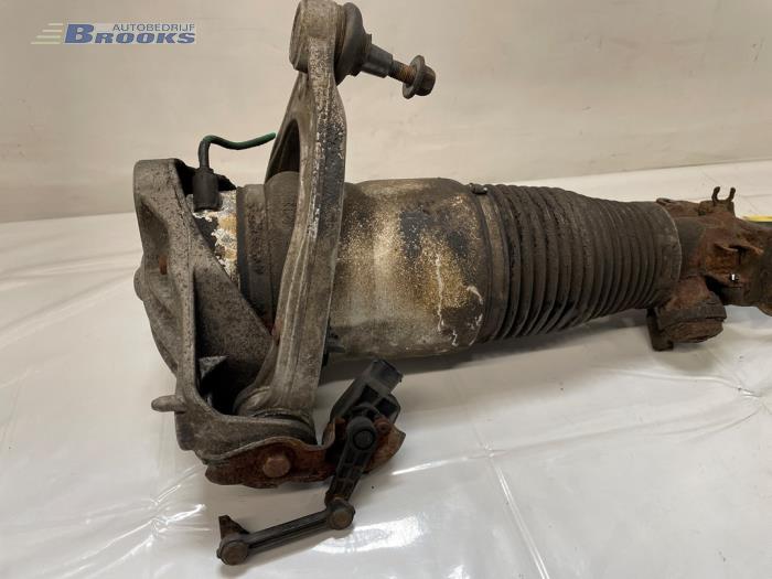 Stötdämparstång, höger fram från en Volkswagen Touareg (7LA/7L6) 4.2 V8 40V 2005
