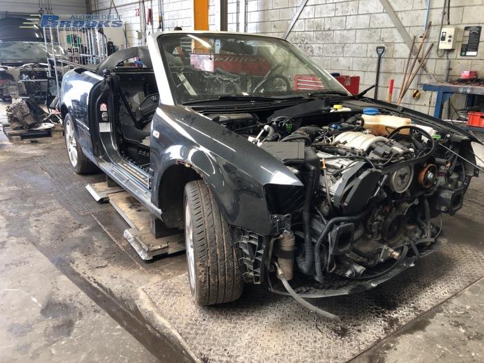 Draagarm links-voor van een Audi A4 Cabriolet (B6) 2.4 V6 30V 2002