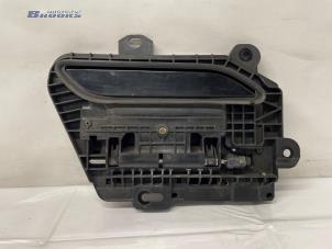 Begagnade Dörrhandtag, 4-dörrars, höger fram Tesla Model S 100D Pris € 250,00 Marginaltabell erbjuds av Autobedrijf Brooks