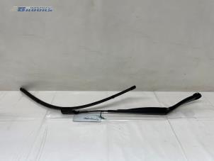 Używane Ramie wycieraczki przedniej Lynk &amp; Co 01 1.5 PHEV Cena € 20,00 Procedura marży oferowane przez Autobedrijf Brooks