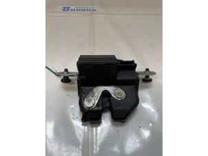 Gebruikte Slotmechaniek Achterklep Opel Corsa D 1.3 CDTi 16V ecoFLEX Prijs € 10,00 Margeregeling aangeboden door Autobedrijf Brooks