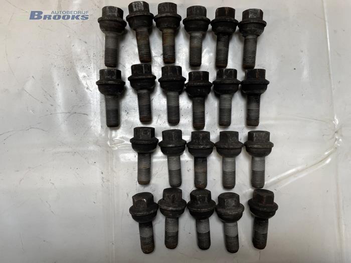 Hjulbultsats från en Mercedes-Benz Sprinter Tourer 3,5t (907.7) 315 CDI 2.0 D RWD 2023