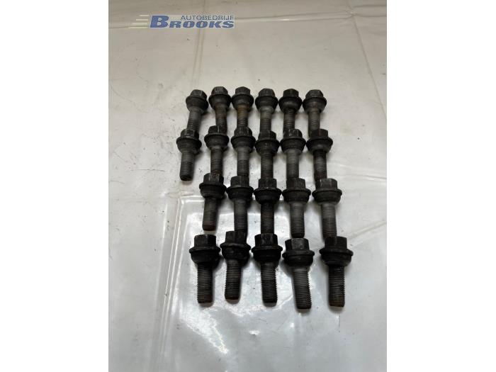 Hjulbultsats från en Mercedes-Benz Sprinter Tourer 3,5t (907.7) 315 CDI 2.0 D RWD 2023