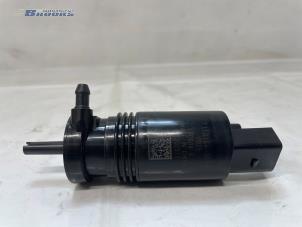 Gebruikte Ruitensproeierpomp voor Tesla Model 3 Long Range AWD 75 kWh Prijs € 15,00 Margeregeling aangeboden door Autobedrijf Brooks