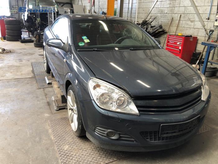 Stötdämparstång, höger fram från en Opel Astra H Twin Top (L67) 1.8 16V 2008