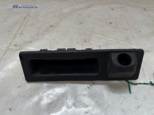 Gebruikte Handgreep Achterklep BMW X1 (F48) sDrive 20i 2.0 16V Twin Power Turbo Prijs € 20,00 Margeregeling aangeboden door Autobedrijf Brooks