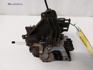 Begagnade Dörrlåsmekanism, 2-dörrars, höger Volkswagen Lupo (6X1) 1.0 MPi 50 Pris € 15,00 Marginaltabell erbjuds av Autobedrijf Brooks