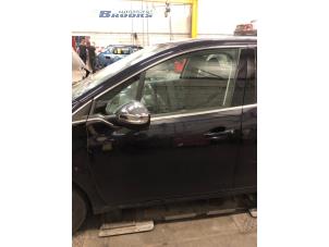 Begagnade Dörr, 4-dörrars, vänster fram Peugeot 208 I (CA/CC/CK/CL) 1.2 12V e-THP PureTech 110 Pris € 100,00 Marginaltabell erbjuds av Autobedrijf Brooks