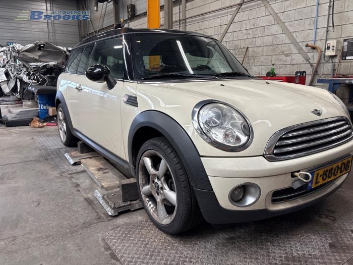 Tanklucka från en MINI Clubman (R55) 1.6 16V Cooper 2008