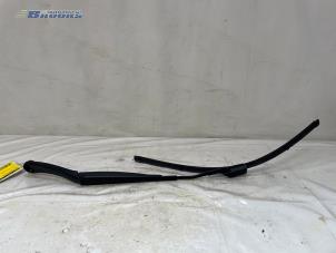 Używane Ramie wycieraczki przedniej Lynk &amp; Co 01 1.5 PHEV Cena € 20,00 Procedura marży oferowane przez Autobedrijf Brooks