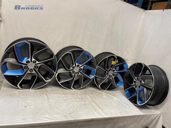 Zestaw obreczy sportowych z Lynk & Co 01 1.5 PHEV 2021