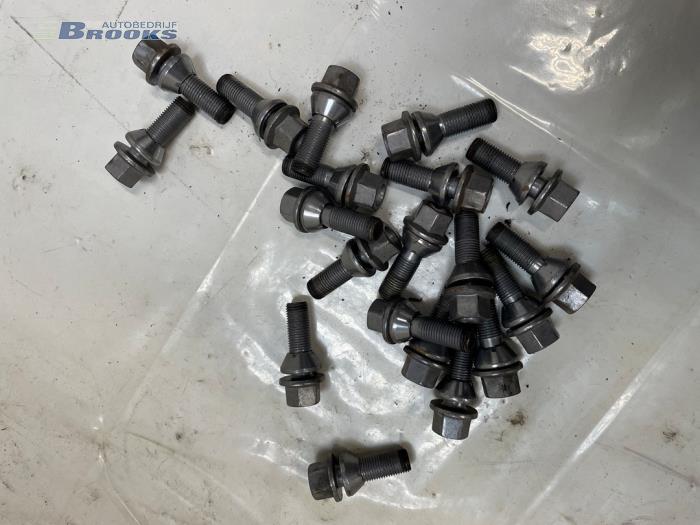 Zestaw obreczy sportowych z Lynk & Co 01 1.5 PHEV 2021