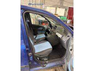 Begagnade Främre dörrtätning, 4-dörrars, höger Fiat Panda (169) 1.2 Fire Pris € 15,00 Marginaltabell erbjuds av Autobedrijf Brooks