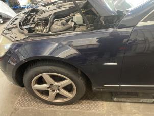 Używane Ekran lewy przód Mercedes C Estate (S204) 1.6 C-180K 16V BlueEfficiency Cena € 120,00 Procedura marży oferowane przez Autobedrijf Brooks