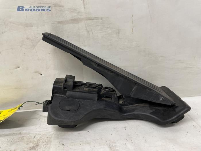 Gaspedal från en Volkswagen Passat Variant (365) 2.0 TDI 16V 140 2013