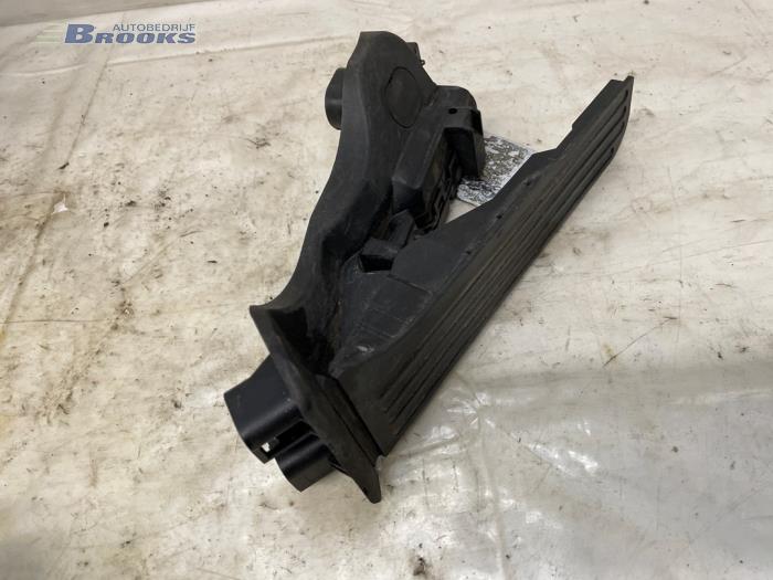 Gaspedal från en Volkswagen Passat Variant (365) 2.0 TDI 16V 140 2013