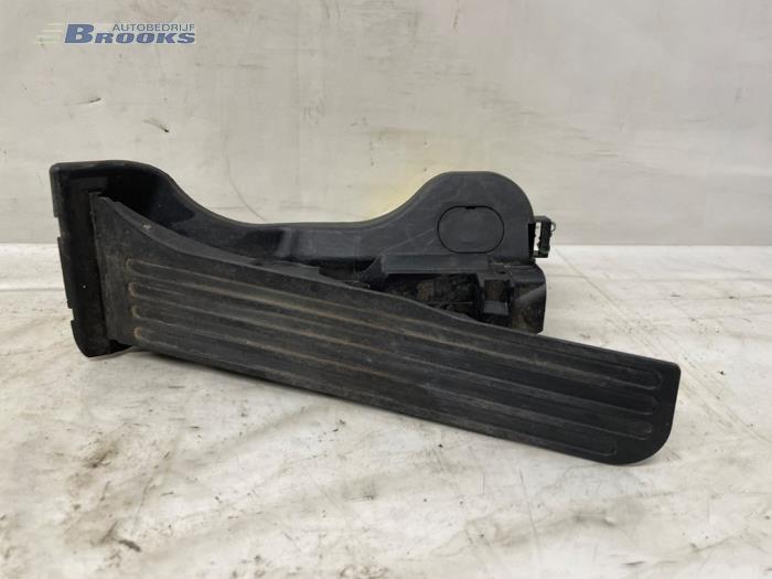 Gaspedal från en Volkswagen Passat Variant (365) 2.0 TDI 16V 140 2013