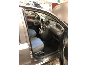 Begagnade Främre dörrtätning, 4-dörrars, höger Fiat Panda (169) 1.2, Classic Pris € 15,00 Marginaltabell erbjuds av Autobedrijf Brooks